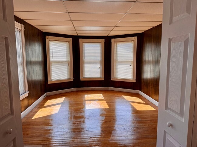 Building Photo - 123 Center St