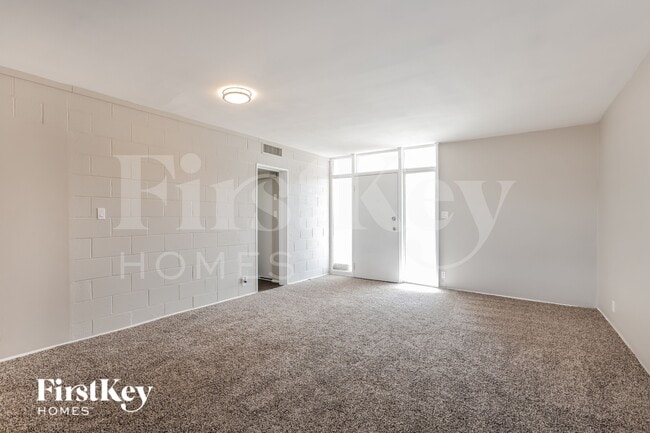 Building Photo - 2800 E Webb Ave