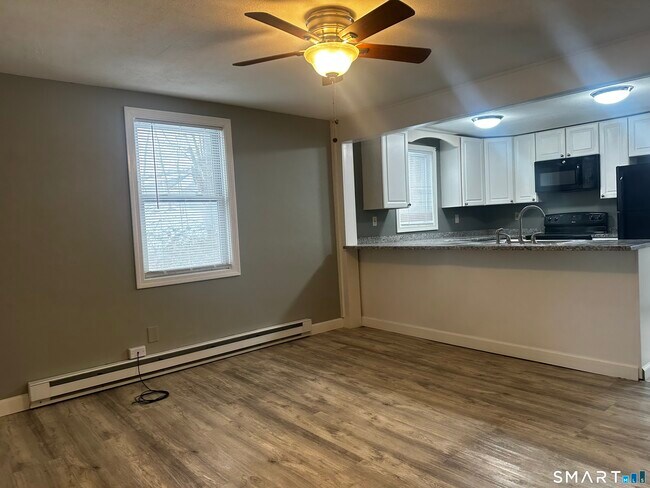 Foto del edificio - 4 Eastview Dr