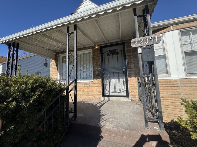 Foto del edificio - 22051 Firwood Ave