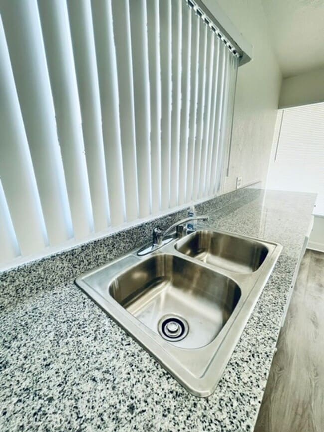 Building Photo - WONDERFUL 4 BEDROOM, SINGLE STORY HOME NEA...