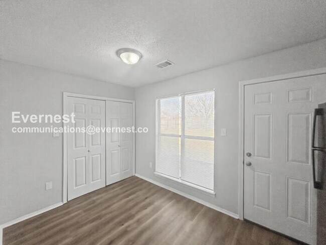 Foto del edificio - 3 Bed/2 Bath Home with Fenced Yard / Pet-Friendly / Available Now!