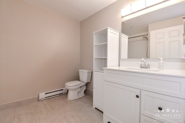 Photo du bâtiment - 1 - Bed + 1 Bath Condo for Rent in Surrey!