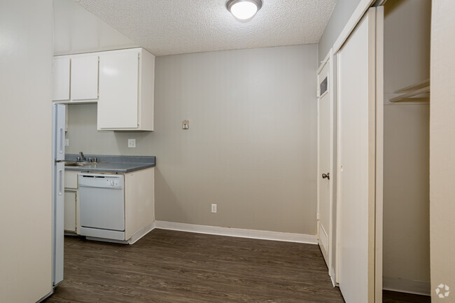 2BR, 1.5BA - 984SF - Walnut Oaks Apartments