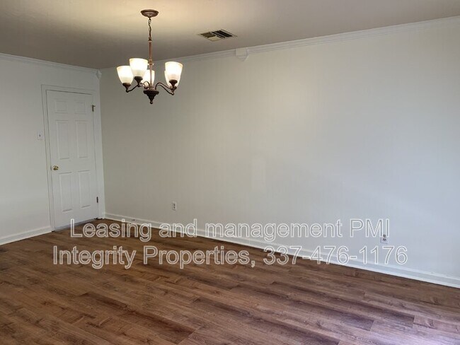 Building Photo - 305 Rain Tree Trail