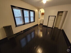 Building Photo - 834 W Fullerton Ave