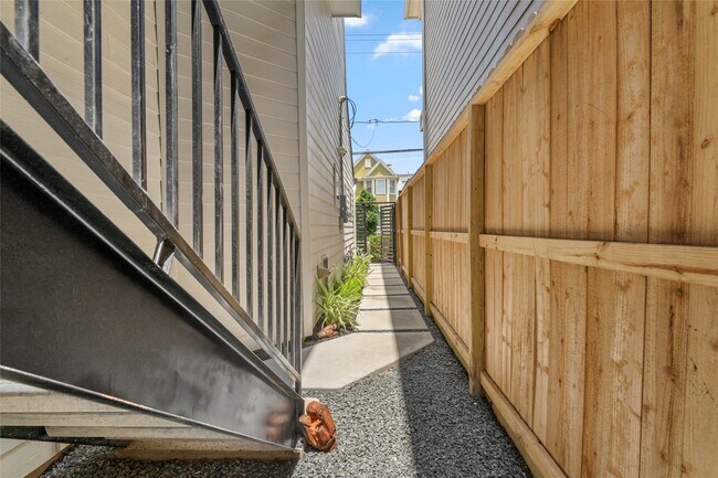 Photo - 1531 Beall St (Houston, TX) House