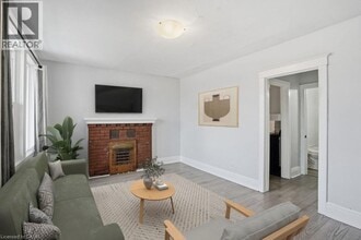 Building Photo - 1 Fairholt Rd N