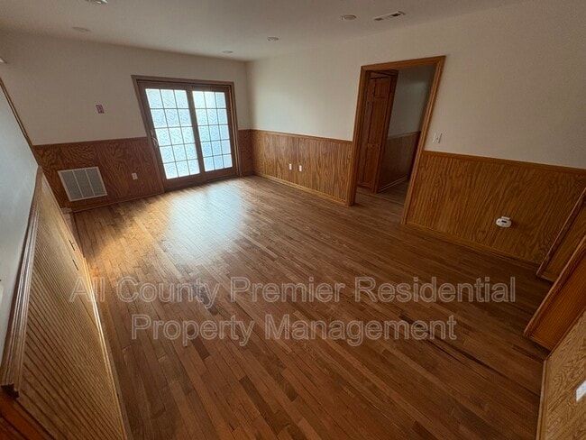 Building Photo - 409 Hidden Village Dr