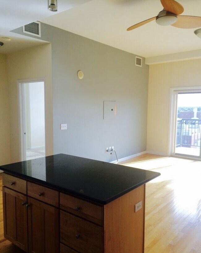 Building Photo - "Chic Urban Retreat: Stylish 1-Bed Condo with Hardwood Floors in the Heart of Denver!"