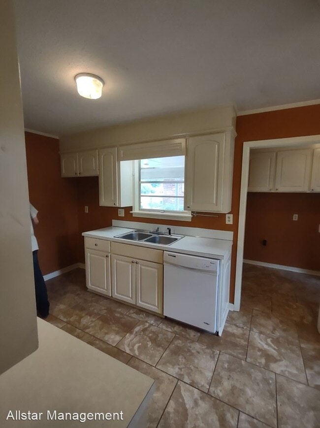 Building Photo - 4 br, 2 bath House - 2351 Upper Drive