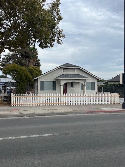 Primary Photo - 2056 Alum Rock Ave