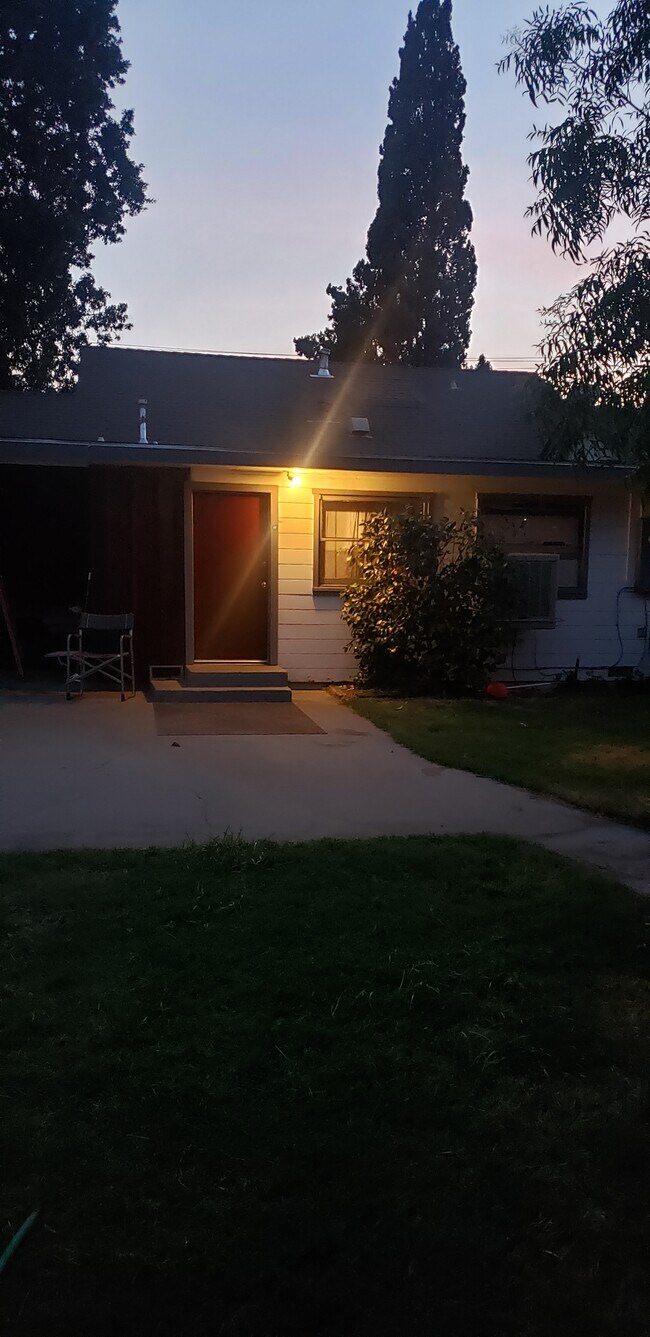 Building Photo - S. Visalia Pkwy