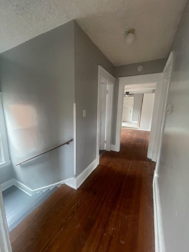 Building Photo - 3 Bedroom Close to Downtown!