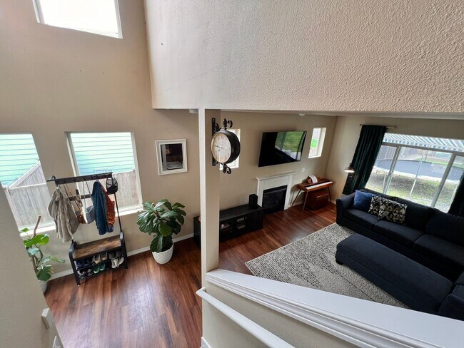 Foto del edificio - Spacious 3BR/2.5BA w/ Open Floor Plan, Fenced Yard, Office Nook & Garage