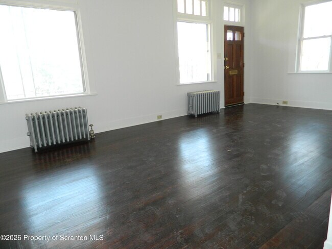 Foto del edificio - 127 E Pine St