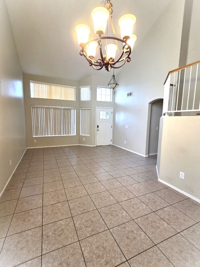 Building Photo - Stunning 4-bedroom 2-bathroom home