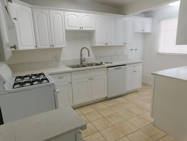 Building Photo - Newly Upgraded 2 Bed 1 Bath Apartment!