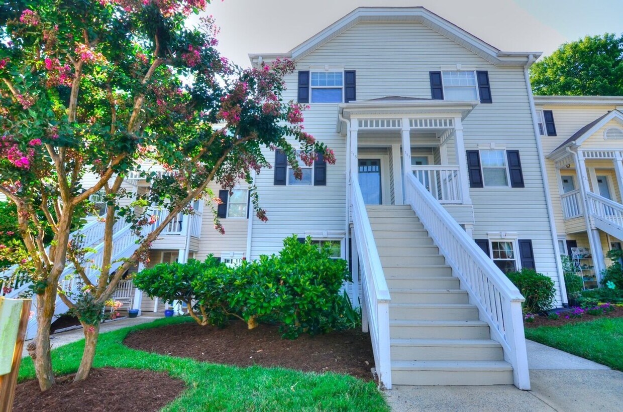 Primary Photo - Beautiful 2 Bed/2.5 Bath Townhome in Kensi...