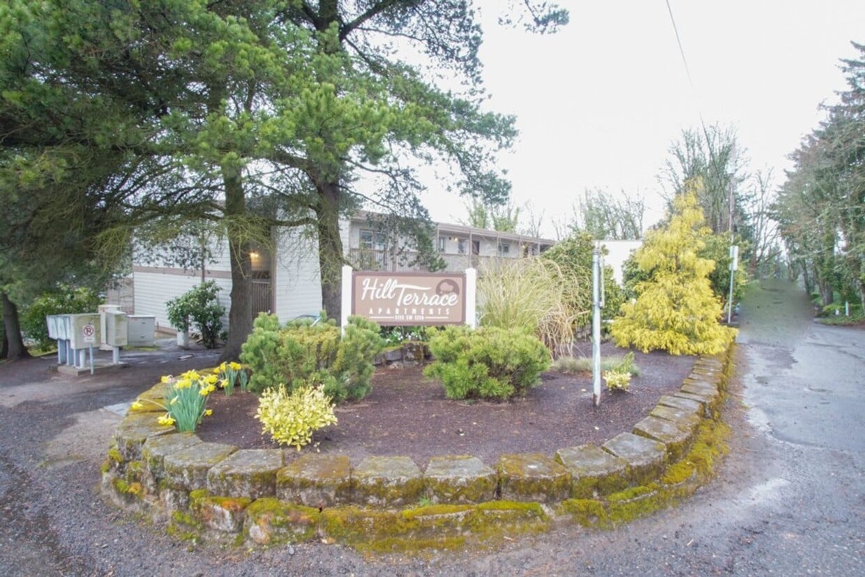 Primary Photo - 1-Bdr on Pill Hill: Private Patio & Close ...