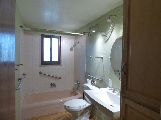 Building Photo - Adorable 3 bedroom, 1 bath in Longmont Est...