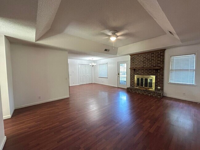 Foto del edificio - 1310 Crowndale Dr