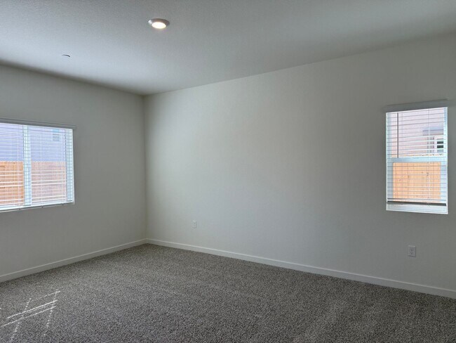 Building Photo - Beautiful 4 bed 2 bath located in West Ros...