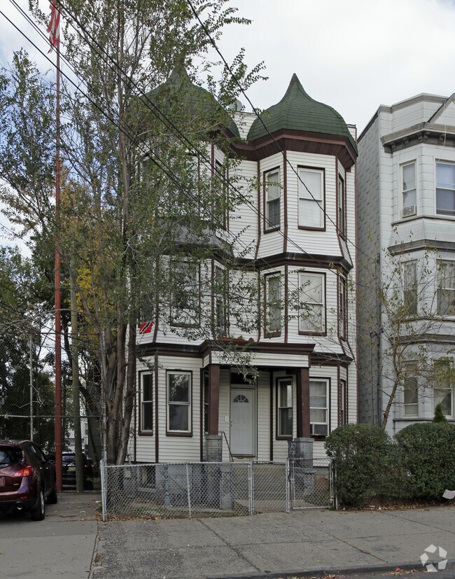 Building Photo - 116 Duncan Ave
