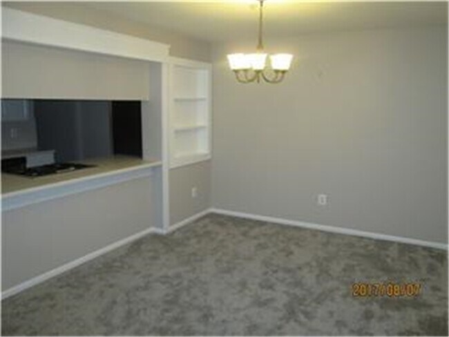 Foto del edificio - 1001 Waters Edge Dr