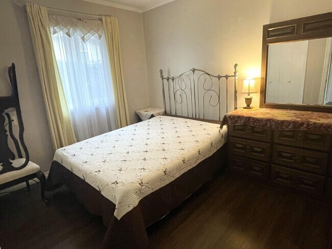 Building Photo - 16066-16016 16 Ave