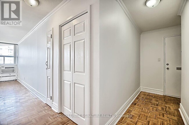 Photo du bâtiment - 5949 Yonge St