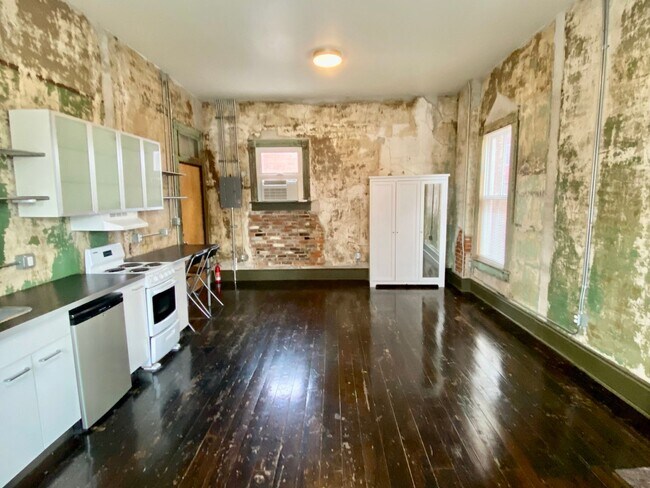 Building Photo - Unique Downtown Studio Apartment