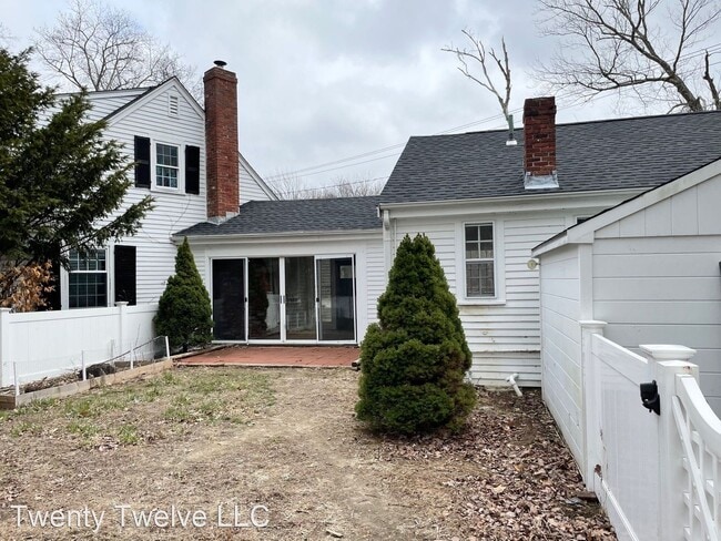 Building Photo - 2 br, 1 bath House - 223A Pond street
