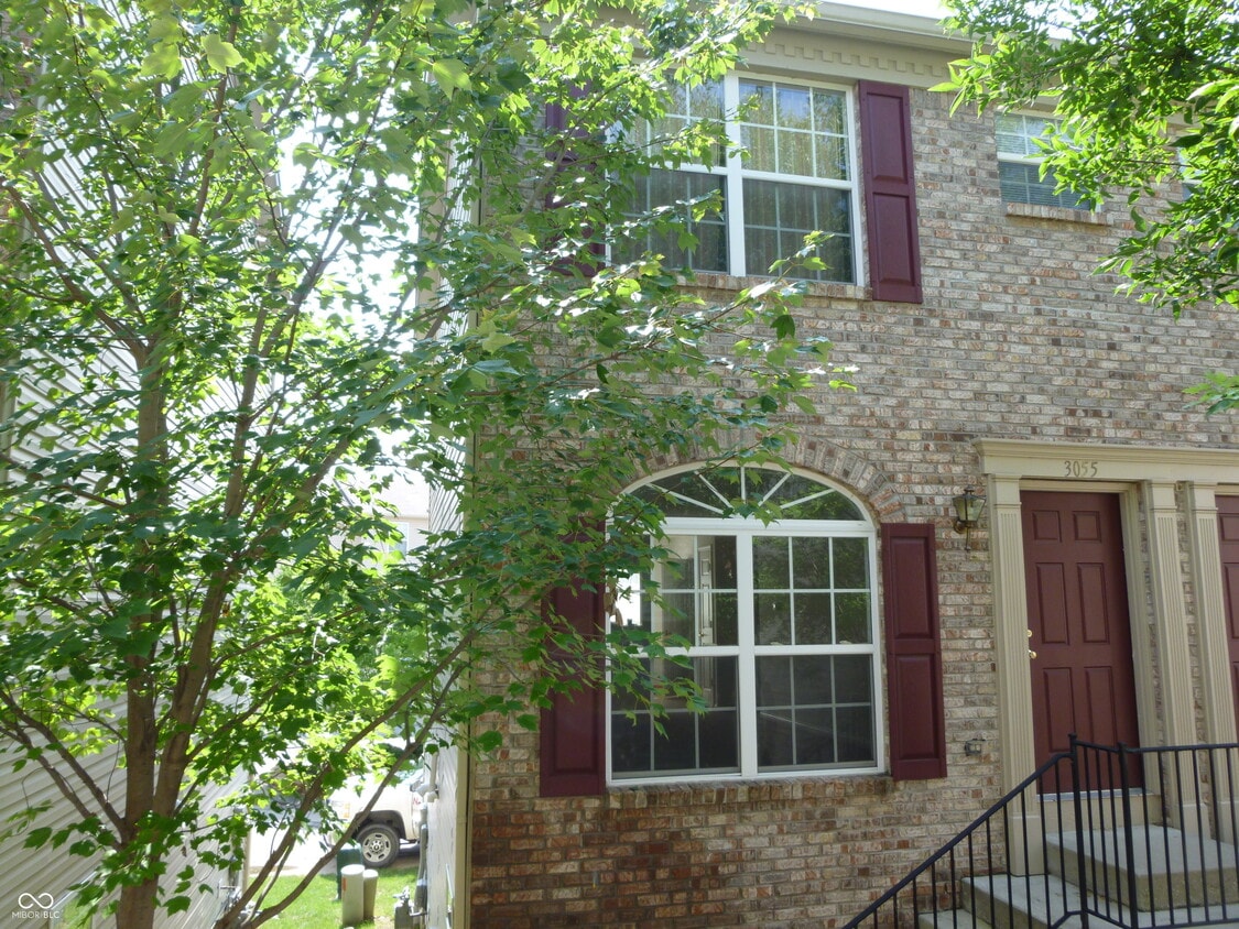 Primary Photo - 3055 Armory Dr