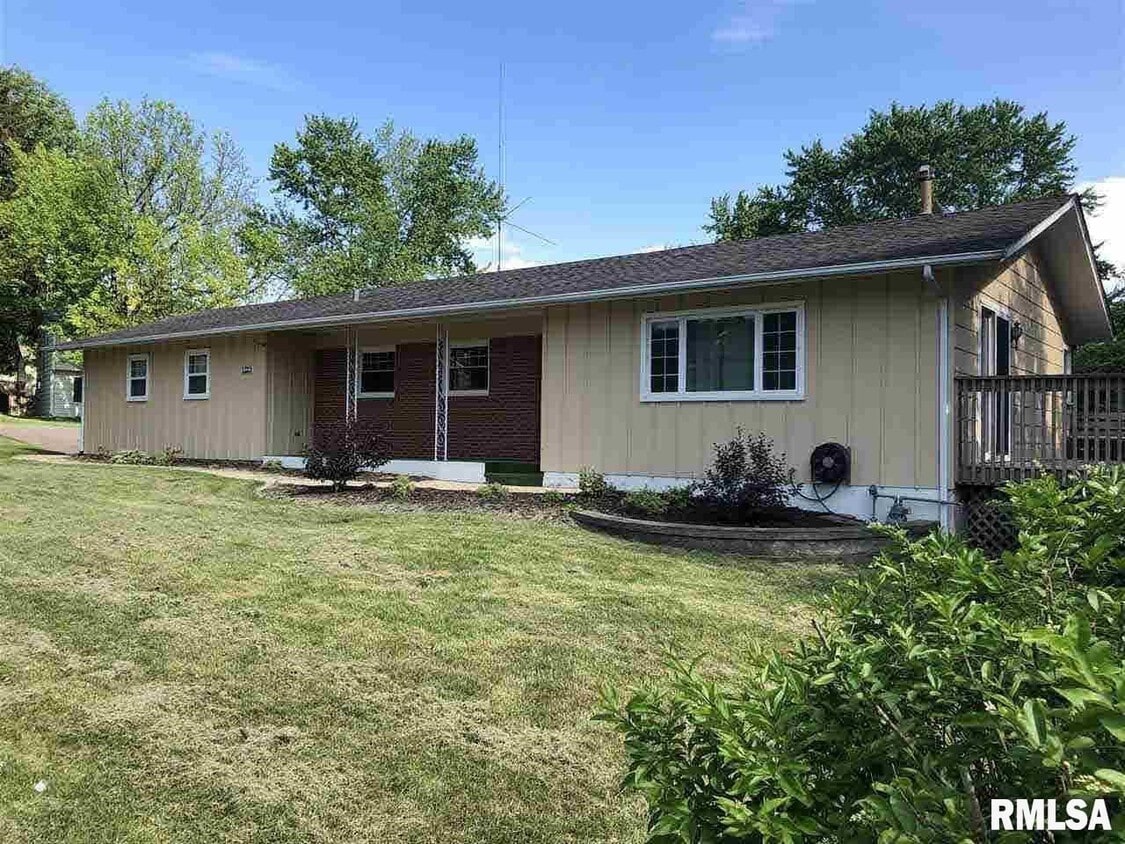 1223 Hillside Dr, Bettendorf, IA 52722 House Rental in Bettendorf, IA