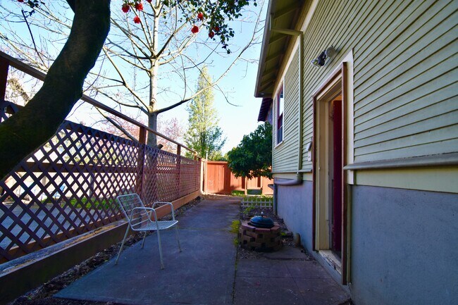 Building Photo - 1615 SE 36th Ave