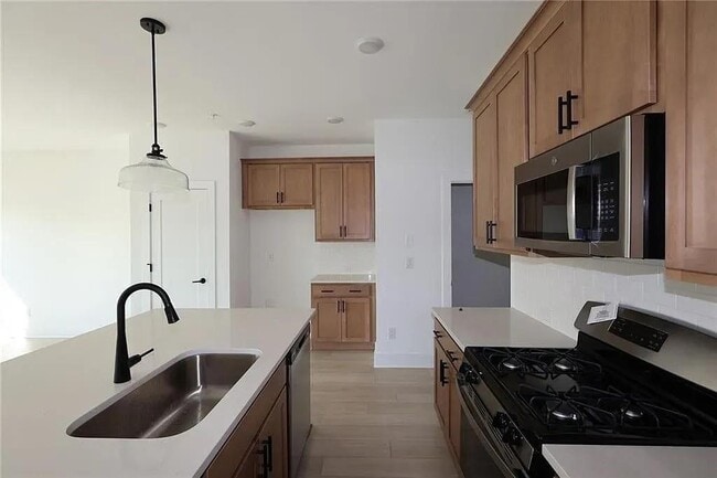 Building Photo - 166 Redbud Rd