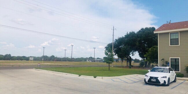Canchas de tenis públicas y piscina al otro lado. - 1305 Kings Way