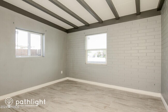 Building Photo - 1439 E Hatcher Rd