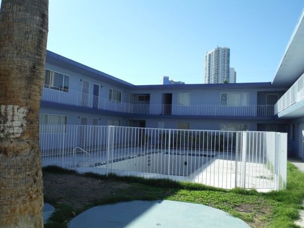 2619 Courtyard and Pool - The 2592