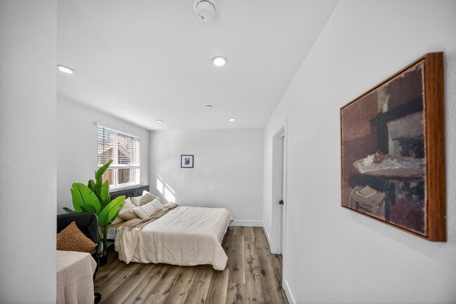 Photo - 1530 W 37th St -- Housing near USC/Ktown Apartments