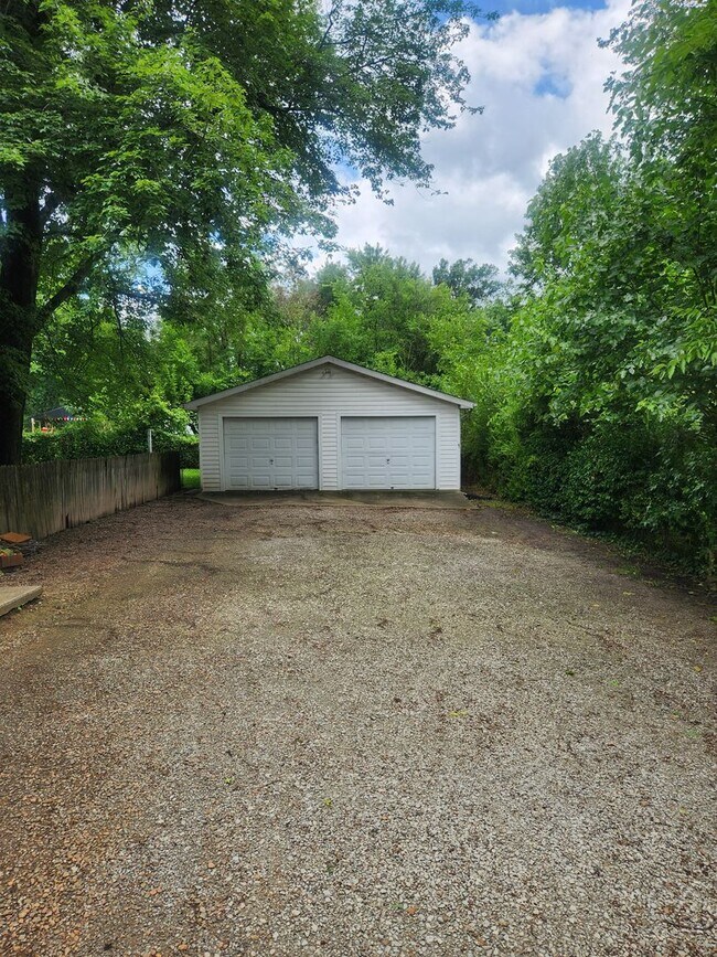 Building Photo - Beautiful and spacious 3 bedroom 1 bath ho...