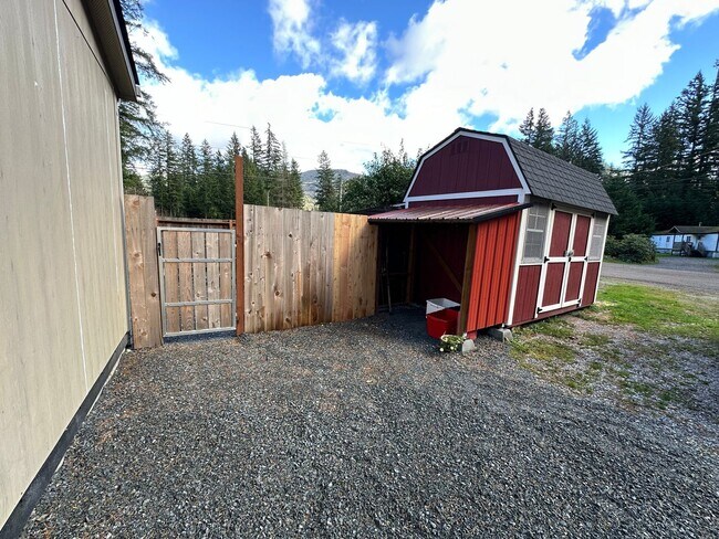Building Photo - Charming Maple Falls Home Pets Welcome -Fu...