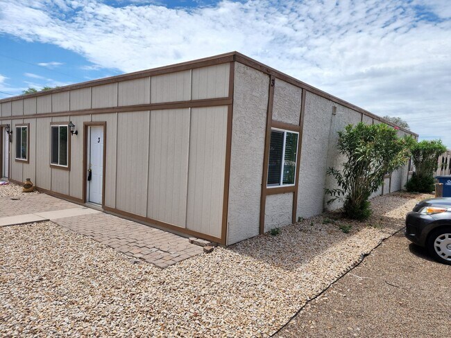 Building Photo - 499 E Navajo Ave