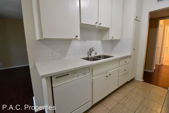 Building Photo - 1 br, 1 bath Apartment - 12241 Burbank Bou...