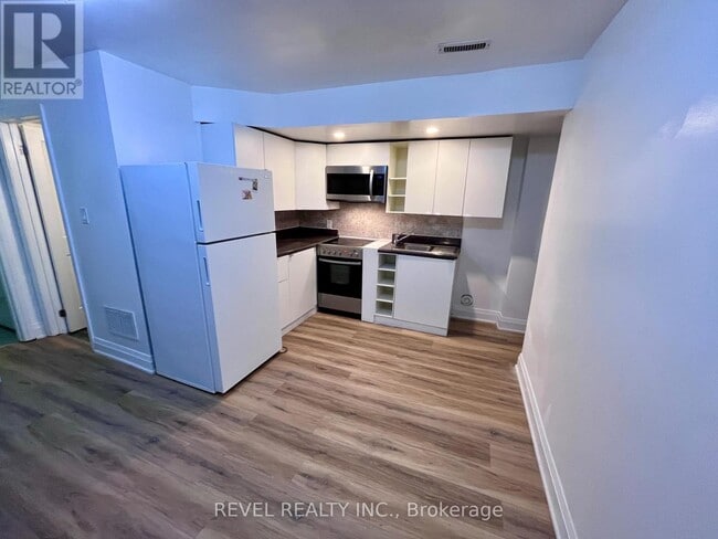 Building Photo - 564 Blackthorn Ave