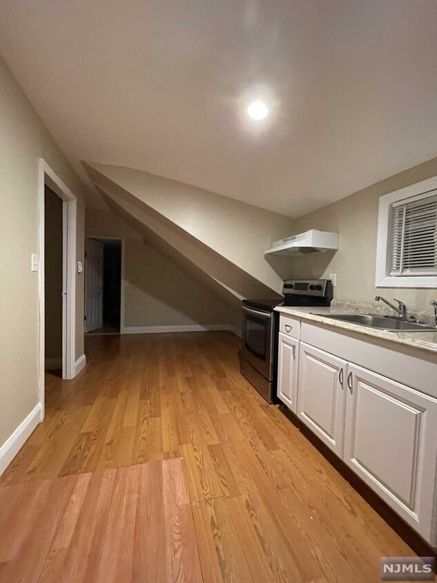 Primary Photo - 33-35 Totowa Ave
