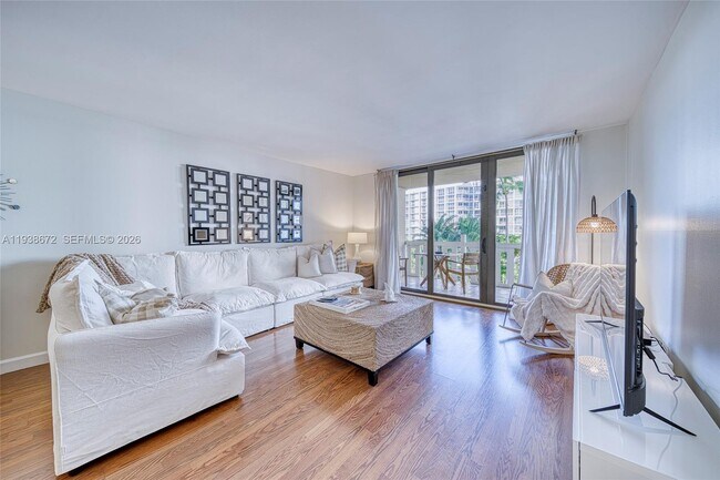 Foto del edificio - 1111 Crandon Blvd