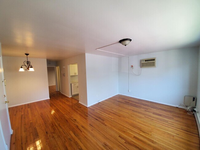Building Photo - 39 Bleecker St