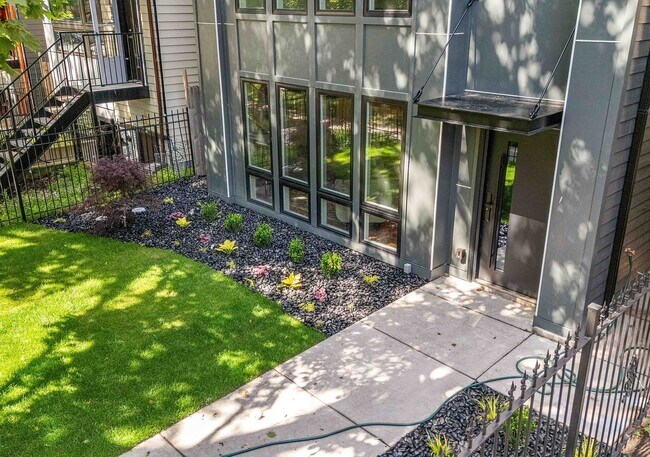 Building Photo - 6150 S St Lawrence Ave